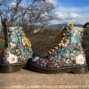 New⁉️ Dr. Martens Pascal Wanderlust Floral Boots 🌸🌺